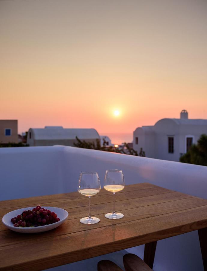 Oia Treasures Art Suites Exterior photo
